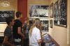  Dwadzieścia lat wolności - młodzież zwiedza wystawę w muzeum