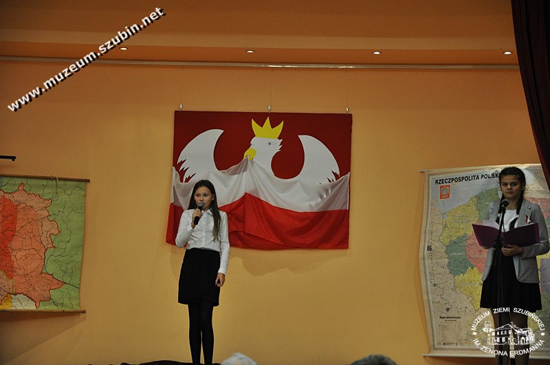  Wieczornica patriotyczna w wykonaniu uczniów z Kołaczkowa 